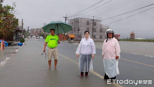 ▲▼嘉義市大雷雨,春珠大排旁的道路淹水,太保市長鄭淑分勘災。(圖/記者翁伊森翻攝)