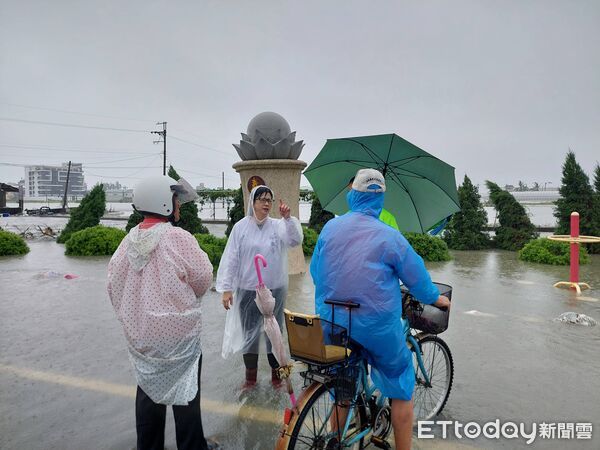 ▲▼嘉義市大雷雨,春珠大排旁的道路淹水,太保市長鄭淑分勘災。(圖/記者翁伊森翻攝)