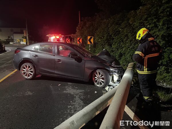 ▲新園鄉自小客車撞斷電線桿。(圖/民眾提供)