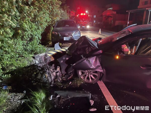 ▲新園鄉自小客車撞斷電線桿。(圖/民眾提供)