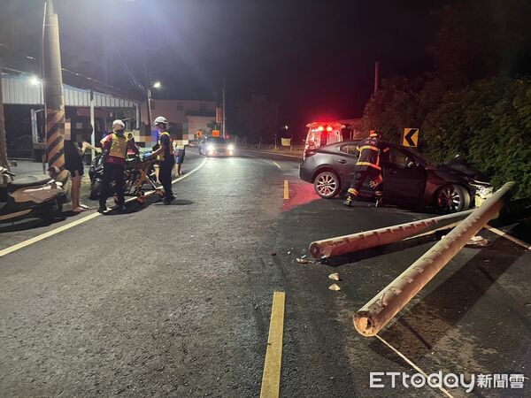 ▲新園鄉自小客車撞斷電線桿。(圖/民眾提供)