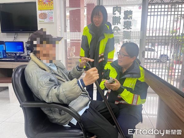 ▲內埔警分局員警送陳翁返家。(圖/記者陳崑福翻攝)