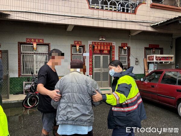 ▲內埔警分局員警送陳翁返家。(圖/記者陳崑福翻攝)