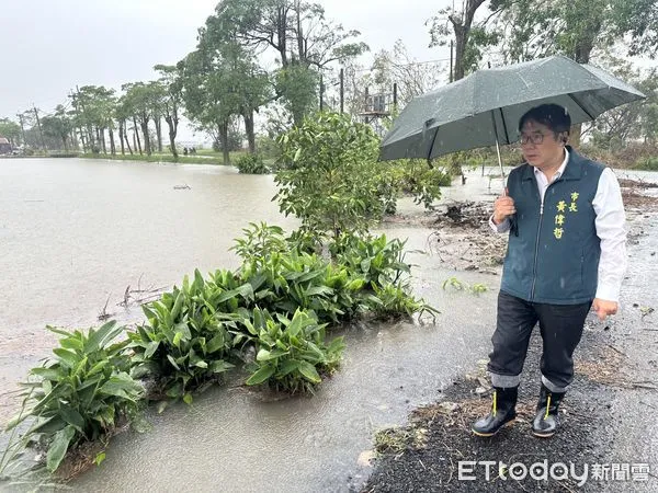 ▲台南市長黃偉哲28日早上前往後壁積水災區現場關心民眾安置狀況。(記者林東良翻攝,下同)
