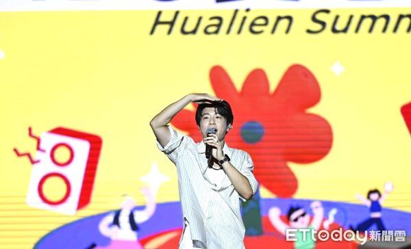 ▲▼新生代創作男歌手王ADEN,以真摯的情感唱出浪漫情歌,打動現場每一位聽眾。(圖/花蓮縣政府提供,下同)