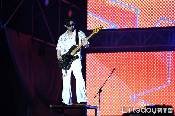 ▲▼新生代創作男歌手王ADEN,以真摯的情感唱出浪漫情歌,打動現場每一位聽眾。(圖/花蓮縣政府提供,下同)