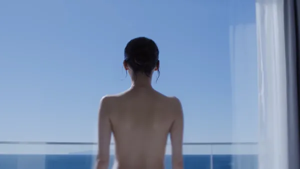 ▲▼綾瀨遙半裸背拍攝平價服飾廣告,引發議論。(圖/翻攝自YouTube)