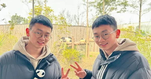 浙江有一對雙胞胎兄弟,從同樣的學校畢業,又錄取一樣的學校和科系,而且成績也一樣。(圖/翻攝自微博)
