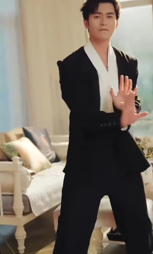 ▲▼短劇男神王道鐵跳掃腿舞,片段全網瘋傳。(圖/翻攝自微博)