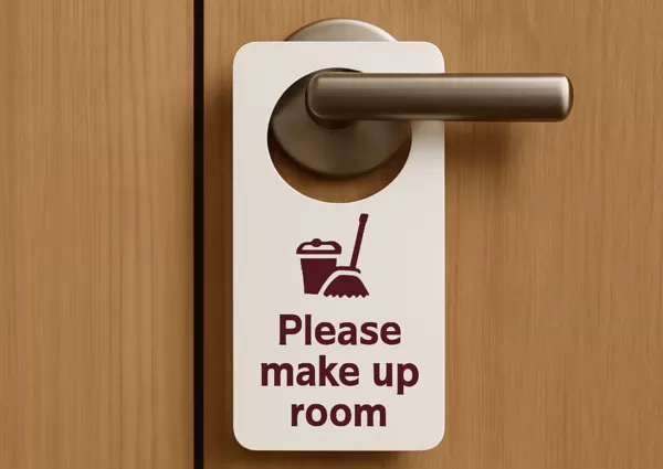 ▲專家提醒,亂掛此類標示恐被竊賊視為房內無人,增加入侵風險。。(圖/記者楊庭蒝攝)