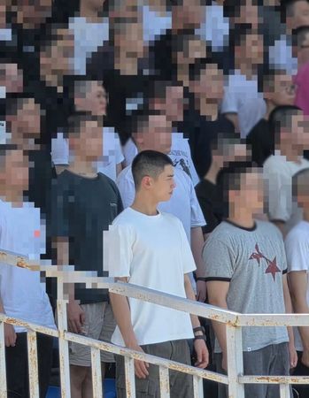 ▲網友分享的車銀優與同梯們照片。(圖/翻攝自韓網)