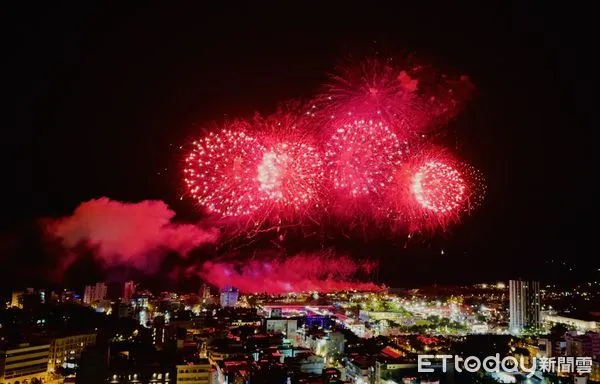 ▲▼演唱會現場搭配璀璨煙火照亮夜空,現場歡呼聲浪不斷,氣氛沸騰至最高點。(圖/花蓮縣政府提供,下同)