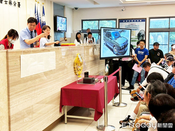 ▲▼綠色BMW 520IA車輛,士林分署及士林地檢署共同以36萬元拍定《圖為周芝君主任檢察官(右1)及韓鐘達行政執行官(中)》 。(圖/記者黃宥寧翻攝)