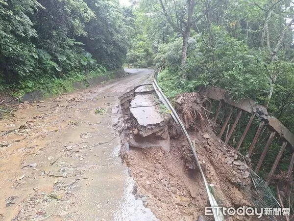 ▲苗栗縣南庄鄉東河村發生道路邊坡崩落災害,警方管制交通,鄉公所請廠商進場搶修。(圖/記者楊永盛翻攝)