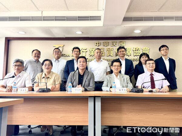 ▲品保協會今(29日)公布2025年第四季各線旅行團參考價。(圖/記者彭懷玉攝)