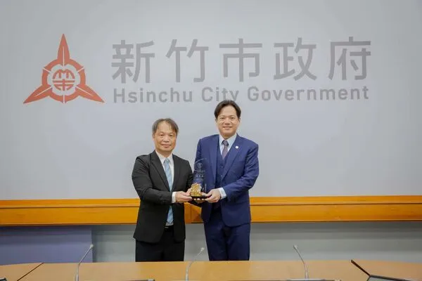▲衛生局長陳厚全獻獎予代理市長邱臣遠。(圖/新竹市政府提供)
