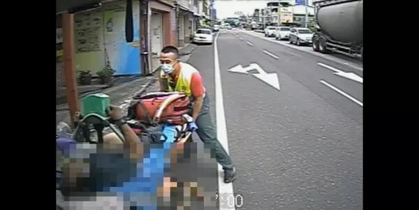 ▲消防人員搶救遭電擊OHCA的54歲許姓老闆。(圖/民眾提供)