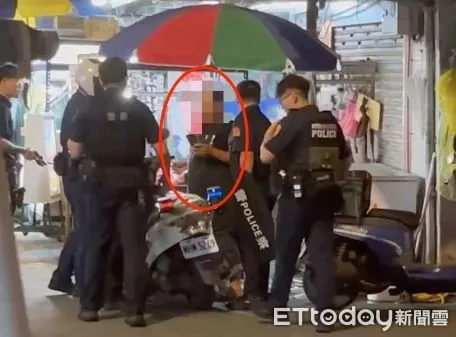 ▲▼涉嫌砍殺朋友的林姓豬肉攤老闆被警方包圍逮捕,警方查扣犯案用殺豬刀 。(圖/記者陳以昇翻攝)