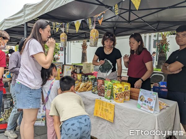 ▲雲嘉南分署攜手在地團體舉辦「雲嘉南好物市集」,將特色農產帶進新營服務區。(記者林東良翻攝,下同)