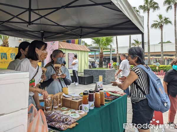 ▲雲嘉南分署攜手在地團體舉辦「雲嘉南好物市集」,將特色農產帶進新營服務區。(記者林東良翻攝,下同)