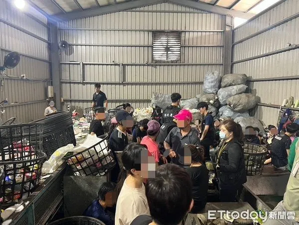 ▲新北專勤隊於樹林資源回收場,查獲45名非法打工的外籍移工,全數帶回處置。(圖/記者陸運陞翻攝)