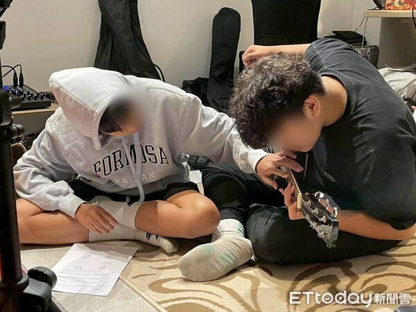 ▲▼展望會花蓮中心青少年一起熟悉四大和弦。(圖/展望會提供,下同)