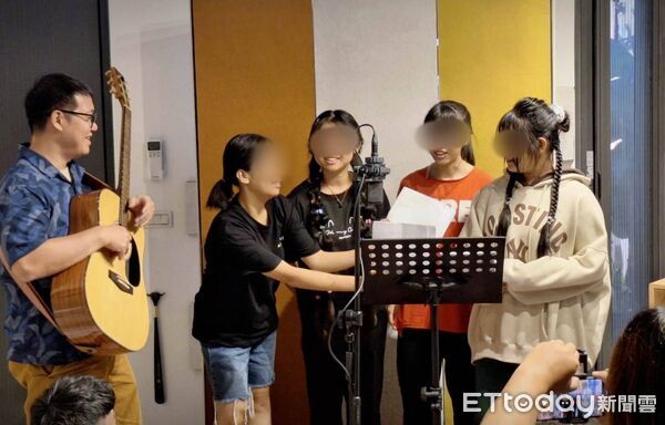 ▲▼展望會花蓮中心青少年一起熟悉四大和弦。(圖/展望會提供,下同)