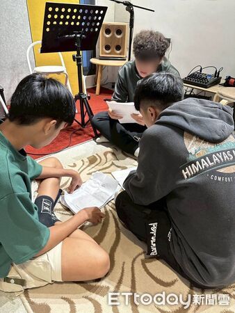 ▲▼展望會花蓮中心青少年一起熟悉四大和弦。(圖/展望會提供,下同)