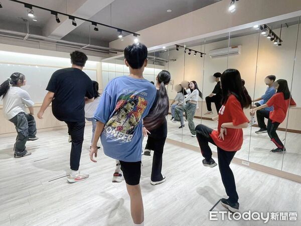 ▲▼展望會花蓮中心青少年一起熟悉四大和弦。(圖/展望會提供,下同)