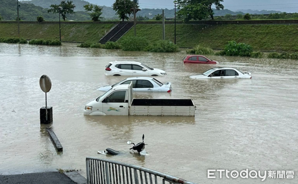 ▲豪雨造成車輛損害,報停或報廢可減免使用牌照稅。(圖/翻攝南投縣議員「林儒暘」臉書粉專)