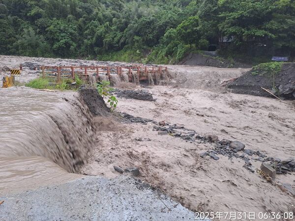 ▲▼高雄超大豪雨,台20線多處坍方。(圖/翻攝公路總局)