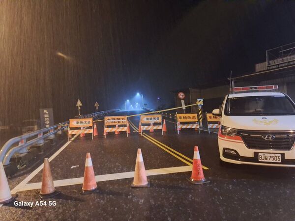 ▲▼高雄超大豪雨,台20線多處坍方。(圖/翻攝公路總局)