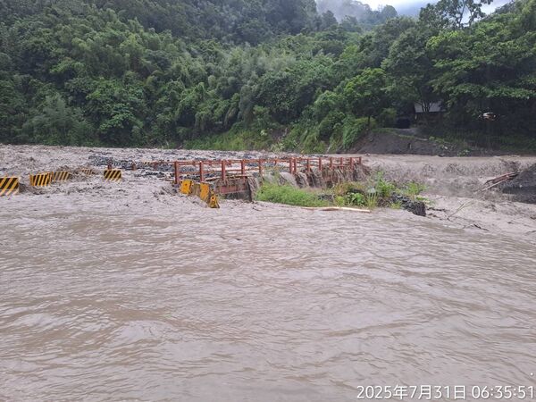 ▲▼高雄超大豪雨,台20線多處坍方。(圖/翻攝公路總局)