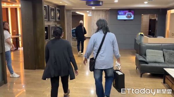 ▲谷女父親與妹妹稍早抵達北醫相驗遺體。(圖/記者黃彥傑攝)