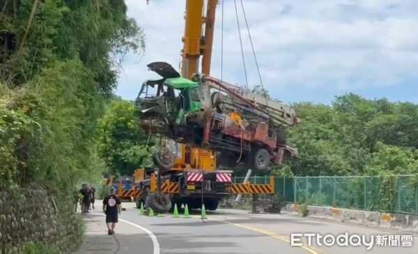 ▲▼吊車將墜落邊坡的灌漿車吊起,事故當時林男開廂型貨車,遭撞後整個人衝破前擋風玻璃 。(圖/記者陳以昇翻攝)