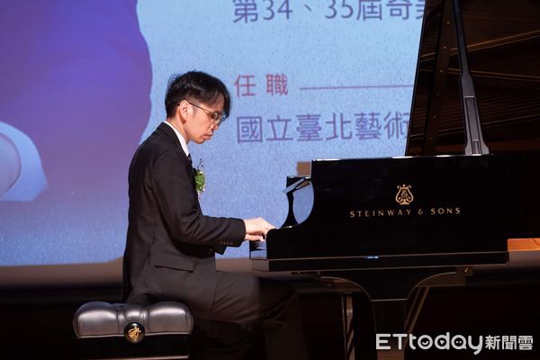 ▲第37屆奇美藝術獎頒獎典禮於奇美博物館舉行,獲獎者合影留念,氣氛溫馨。(記者林東良翻攝,下同)