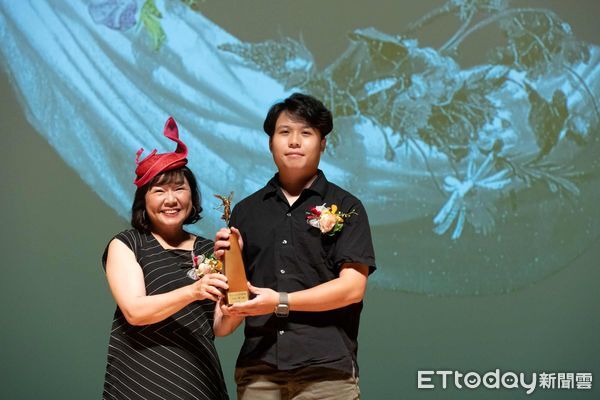 ▲第37屆奇美藝術獎頒獎典禮於奇美博物館舉行,獲獎者合影留念,氣氛溫馨。(記者林東良翻攝,下同)