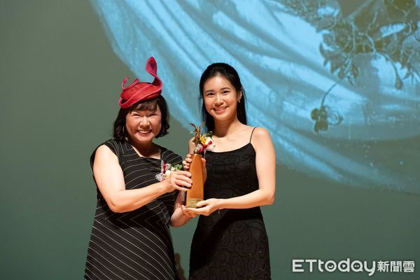 ▲第37屆奇美藝術獎頒獎典禮於奇美博物館舉行,獲獎者合影留念,氣氛溫馨。(記者林東良翻攝,下同)