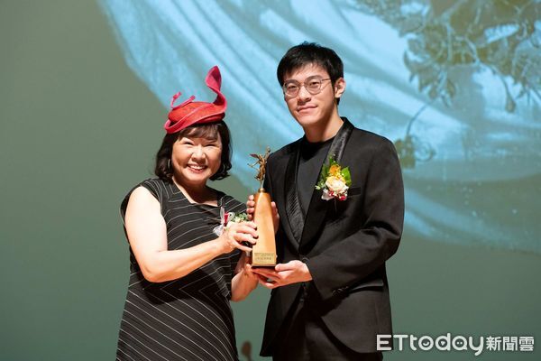 ▲第37屆奇美藝術獎頒獎典禮於奇美博物館舉行,獲獎者合影留念,氣氛溫馨。(記者林東良翻攝,下同)