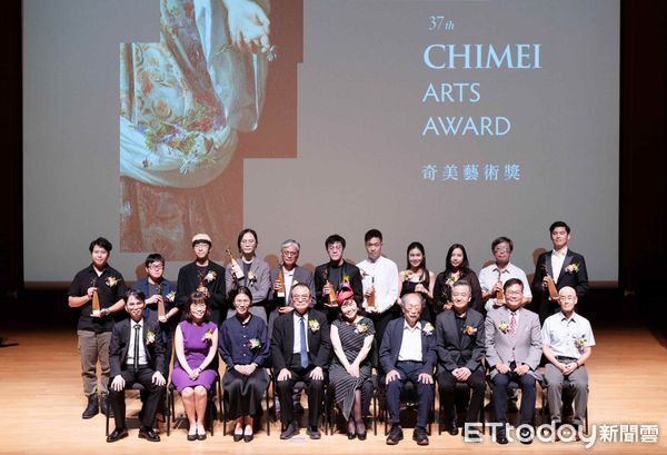 ▲第37屆奇美藝術獎頒獎典禮於奇美博物館舉行,獲獎者合影留念,氣氛溫馨。(記者林東良翻攝,下同)