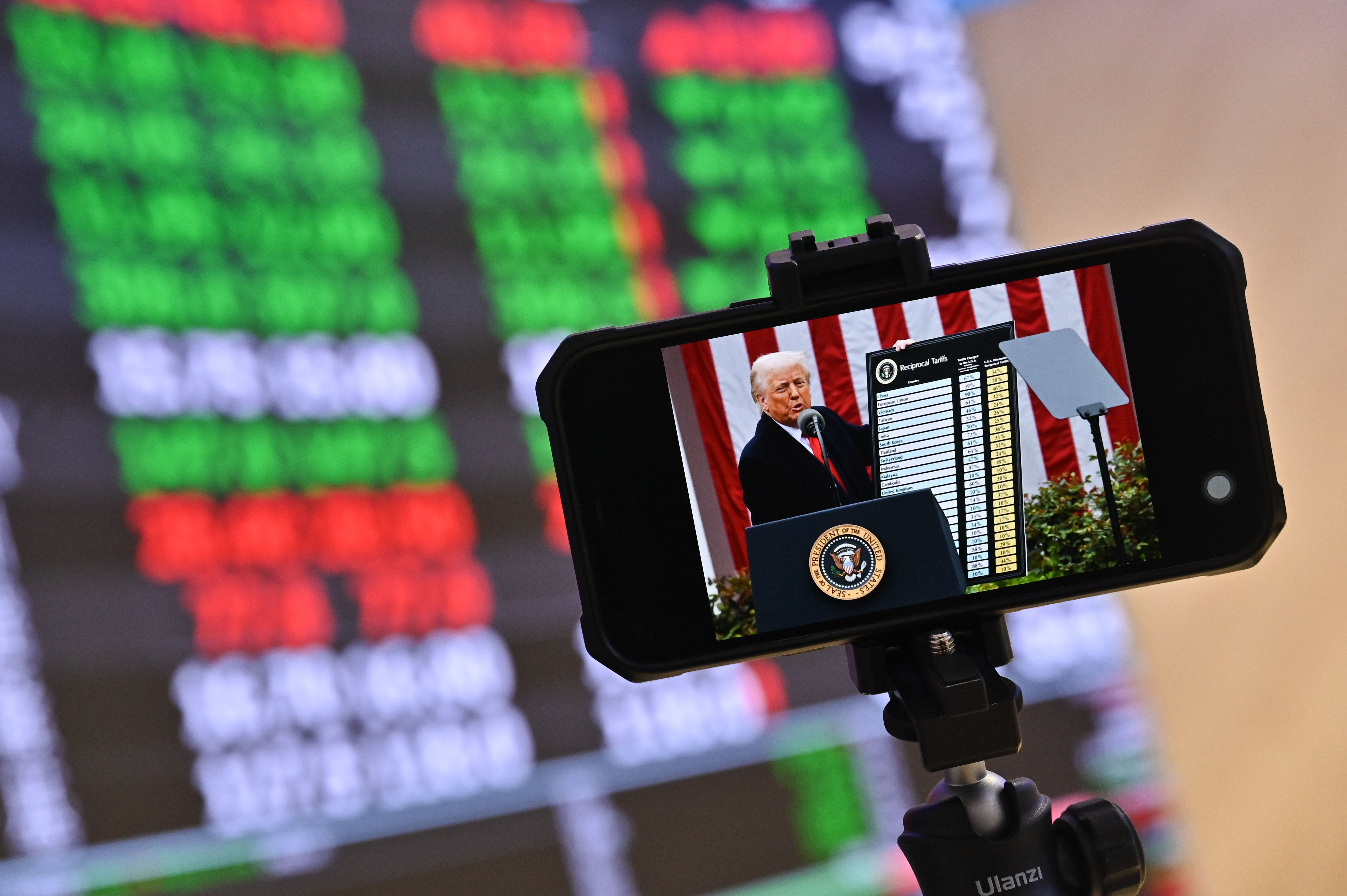 ▲▼美國總統川普8月1日公布對等關稅新稅率,台灣稅率為20%。台股今早開盤後大跌,之後跌幅收斂。股票,股市,投資,證券交易,證交稅,經濟,台股,大盤,市場信心,護盤,理財,投資,護盤,產業衝擊。(圖/記者李毓康攝)