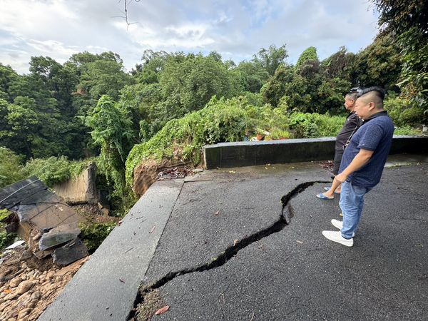 ▲彰化同安村一處三合院邊坡土石崩塌。(圖/記者唐詠絮翻攝)