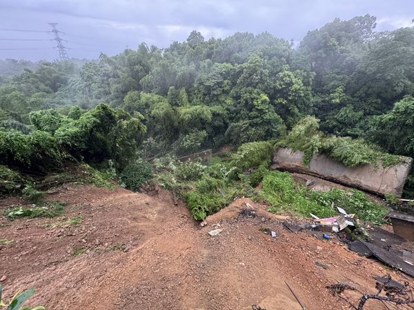 ▲彰化同安村一處三合院邊坡土石崩塌。(圖/記者唐詠絮翻攝)