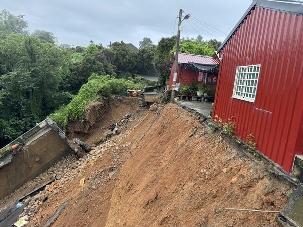 ▲彰化同安村一處三合院邊坡土石崩塌。(圖/記者唐詠絮翻攝)