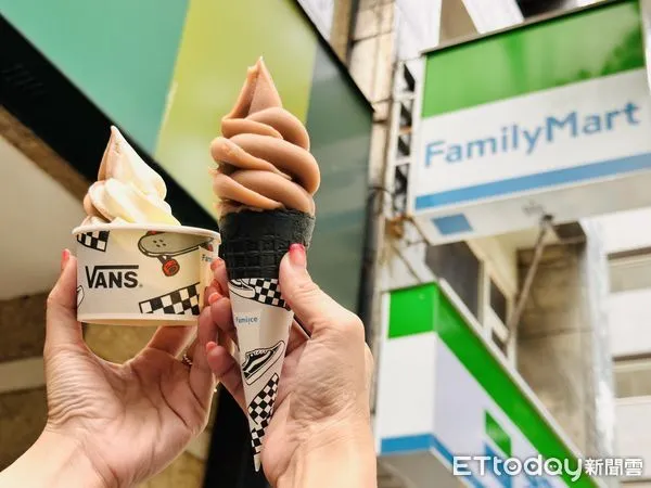 ▲▼全家聯名VANS推出「Fami!ce滑爆可樂霜淇淋」,此波聯名橫跨霜淇淋、酷繽沙、甜點、麵包等品項,還有超潮小物「VANS手指滑板吊飾」9元加購。(圖/記者林育綾攝)