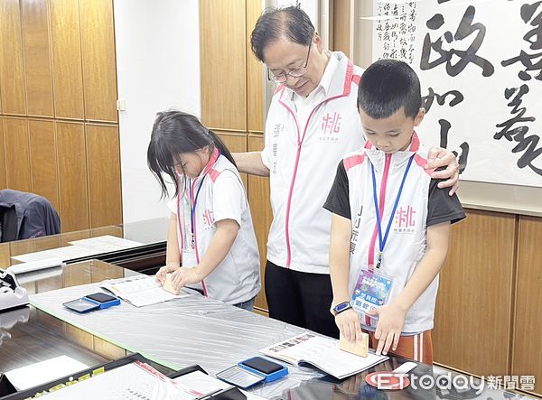 ▲「桃園小小市長暨市政體驗營」,數十位小市長體驗批閱公文與蓋章流程。(圖/記者沈繼昌攝)