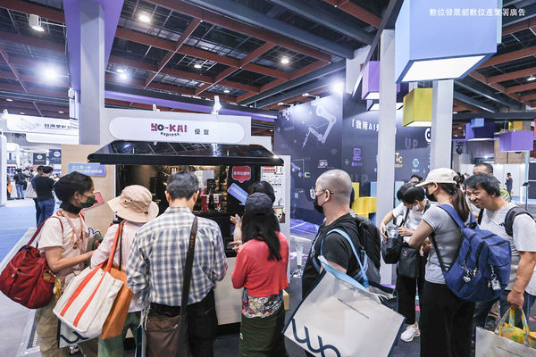 (壓字)AI WAVE SHOW,AI WAVE 2025,智慧生活,5G專網,電子簽章,機器狗,機器人,電動巴士(圖/記者林敬旻攝)