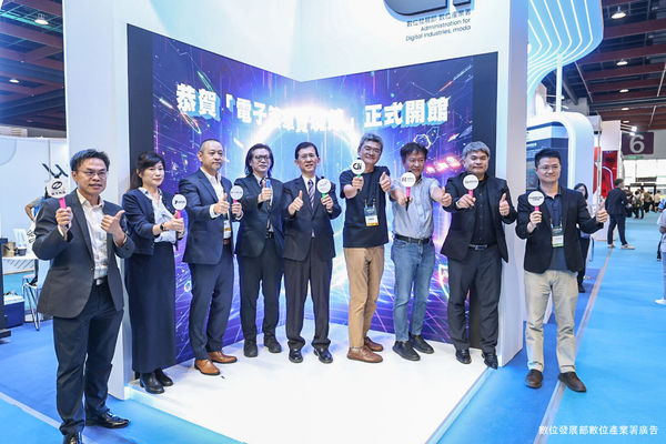 (壓字)AI WAVE SHOW,AI WAVE 2025,智慧生活,5G專網,電子簽章,機器狗,機器人,電動巴士(圖/記者林敬旻攝)