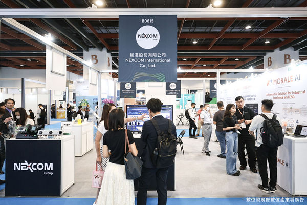 (壓字)AI WAVE SHOW,AI WAVE 2025,智慧生活,5G專網,電子簽章,機器狗,機器人,電動巴士(圖/記者林敬旻攝)