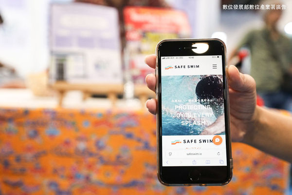 (壓字)AI WAVE SHOW,AI WAVE 2025,智慧生活,5G專網,電子簽章,機器狗,機器人,電動巴士(圖/記者林敬旻攝)